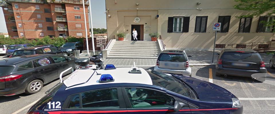 Crea antifurto fai da te, se lo dimentica e resta ferito dai pallini della pistola