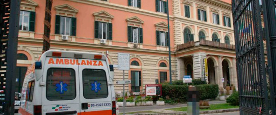 Finisce in ospedale per un piercing e rischia l’intervento chirurgico