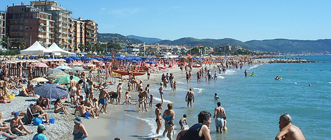 Gasparri: «Bravo Toti, la tua legge sulle spiagge apripista per la tutela»