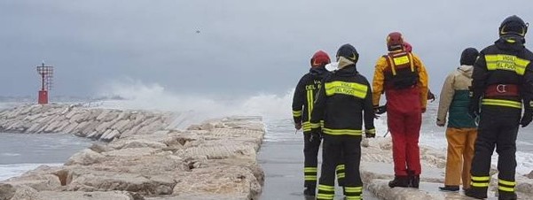 Rimini, una barca si schianta sugli scogli per il forte vento: 5 dispersi