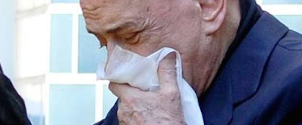 Berlusconi già dimesso: esce dalla clinica  con un fazzoletto sulla bocca