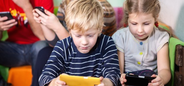 Per ogni ora con lo smartphone i bambini dormono 15 minuti in meno
