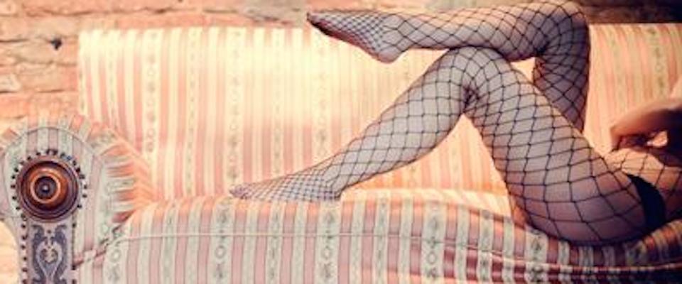 Scopre foto osé della moglie sul cellulare e la picchia sul posto di lavoro