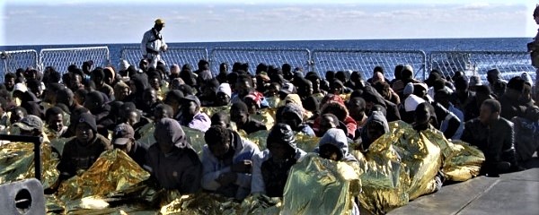 4500 clandestini sbarcati in un giorno, grazie al beltempo e alla nostra Marina