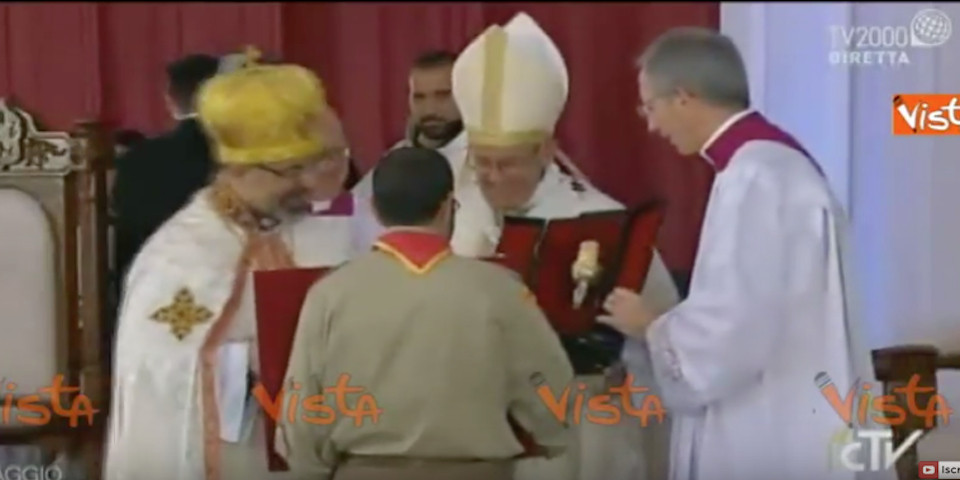 Bergoglio e l’abbraccio del Patriarca copto: «La sua visita è un dono immenso» (video)