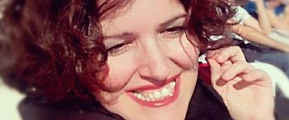 Il M5S lancia “Lady Colt”, la donna con la pistola candidata a sindaco