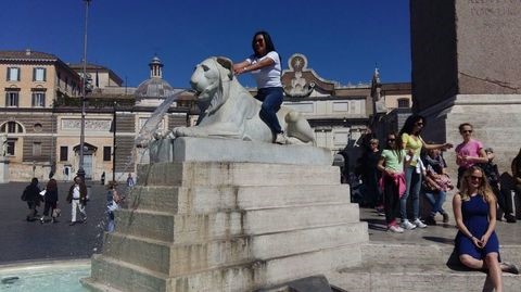 Vandali a piazza del Popolo: sui leoni del Valadier come al Luna Park