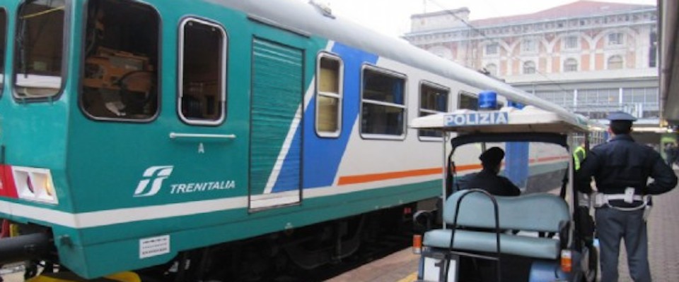 Immigrato morde alla mano un poliziotto: follia alla stazione di Porta Nuova