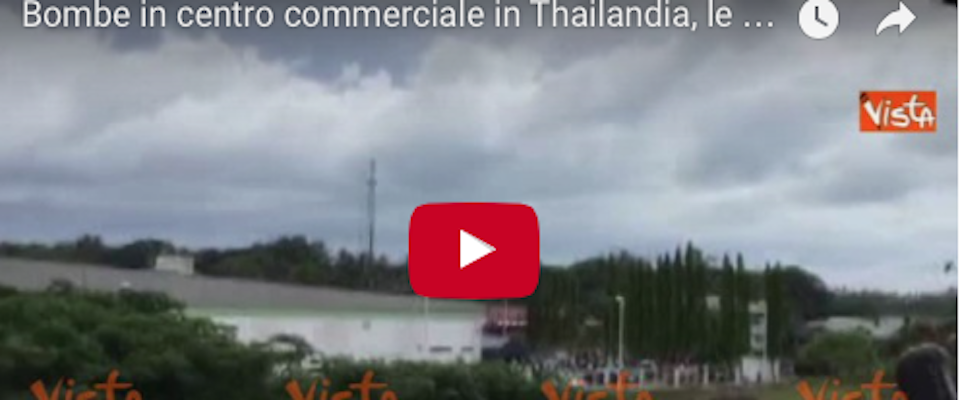Due bombe in un centro commerciale in Thailandia: le immagini del rogo (video)