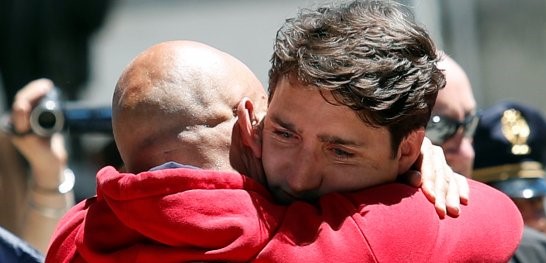 Trudeau ad Amatrice. Abbraccio con Pirozzi: “Qui per condividere la sofferenza”