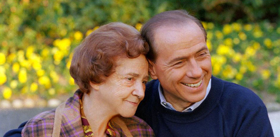 Berlusconi festeggia le mamme così: “Daremo una pensione a tutte voi”