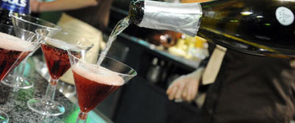 Turista di 22 anni beve un cocktail al metanolo: perde un rene e resta cieca