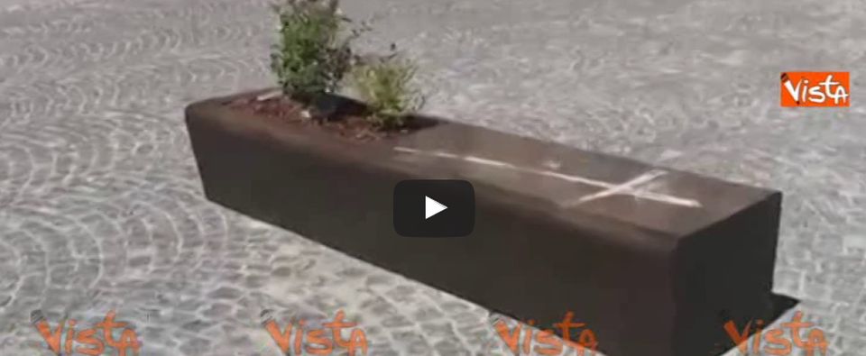 Panchine a forma di bare, è polemica a Ivrea. Ecco il video