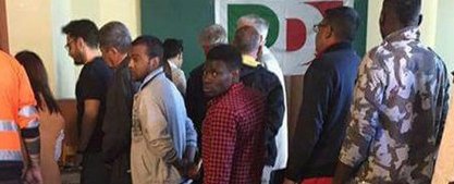 Ercolano, richiedenti asilo in coda per votare Renzi: indagine sulle primarie