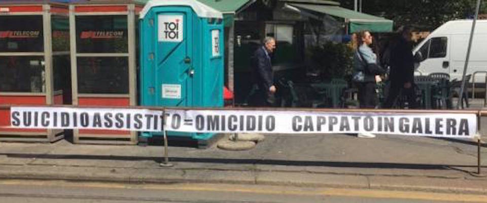 “Cappato in galera!” Al tribunale di Milano uno striscione contro il radicale