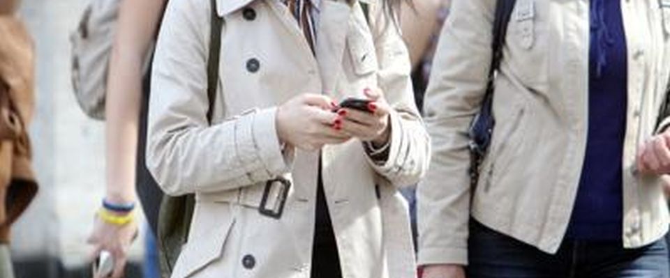 Incidenti su strada e su rotaie: quando parlare al telefonino ci costa la vita