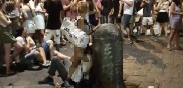 Sesso in piazza a Napoli: il video virale sul web. E De Magistris sforna le pizze