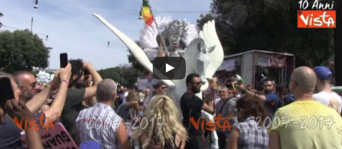 «Corpi senza confini»: è partita la carnevalata del Gay Pride (video)