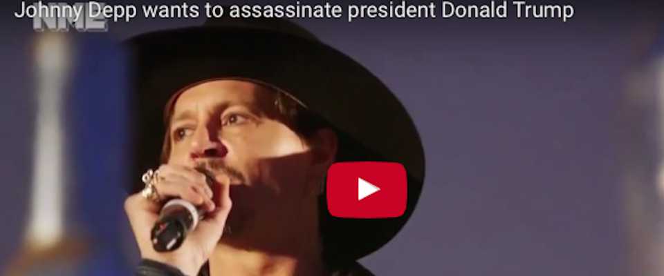 Johnny Depp provoca: «A Trump ci penso io». E i fan lo fischiano (video)