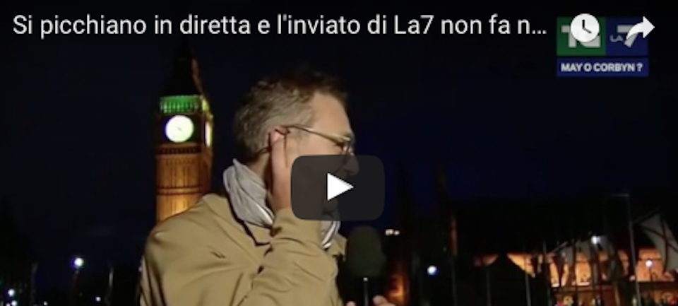 Scazzottata in diretta su La7, alle spalle dell’inviato: Mentana se la ride