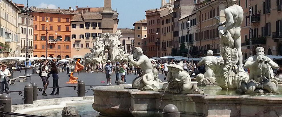 Straniero si tuffa nudo nella fontana di Piazza Navona: «Sentivo caldo» Straniero si tuffa nudo nella fontana di Piazza Navona: «Sentivo caldo»