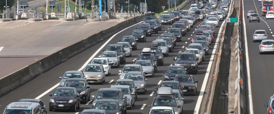 Ponte del 2 giugno, altra batosta per gli italiani: per chi parte rincari del 3,5%