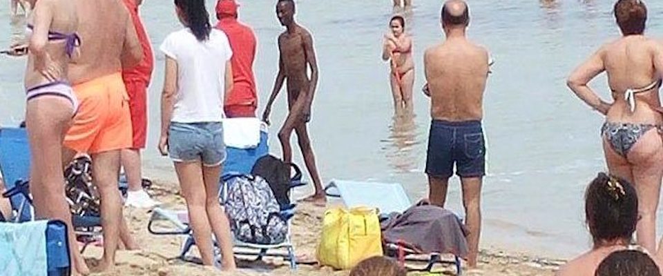 Immigrato nudo e ubriaco sulla spiaggia tra i bambini: allontanato a forza