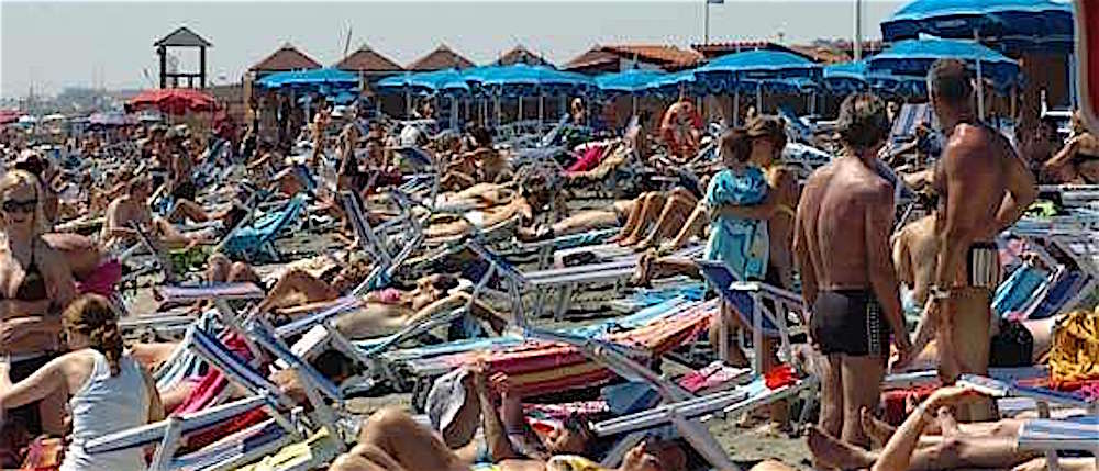 Ostia, sequestrata merce ai vu’ cumprà. Ma un militare armato sulla spiaggia?