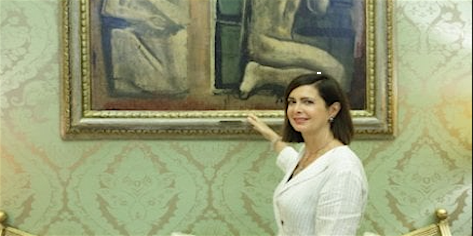 Abbattere le opere fasciste? La Boldrini si pente e si fa un selfie col quadro futurista
