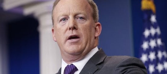 Si dimette Spicer, il portavoce di Trump: disaccordo su una nomina