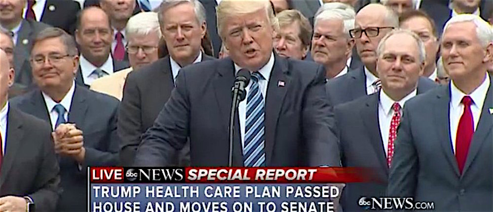 Trump si appella ai repubblicani recalcitranti: “Affondate l’Obamacare”
