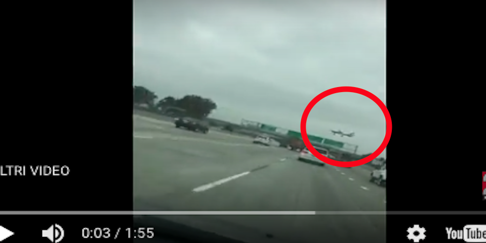 Una palla di fuoco in autostrada: è un aereo che si è schiantato (video)