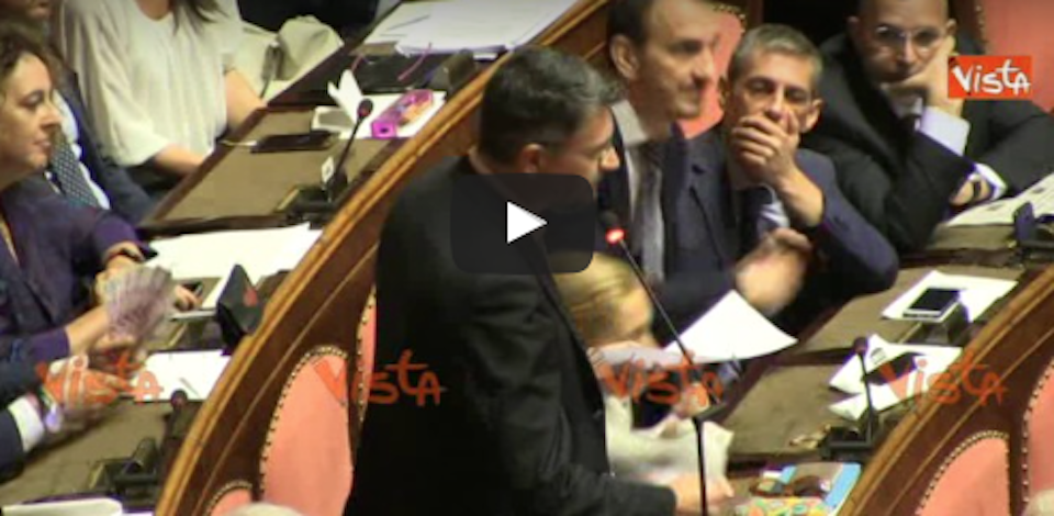 Banche venete: i grillini lanciano banconote, Gasparri li gela così… (video)
