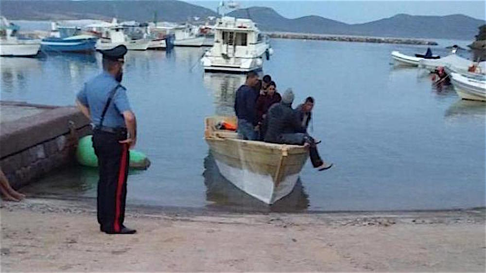 La “nuova frontiera” dei clandestini: ora arrivano in sedia a rotelle