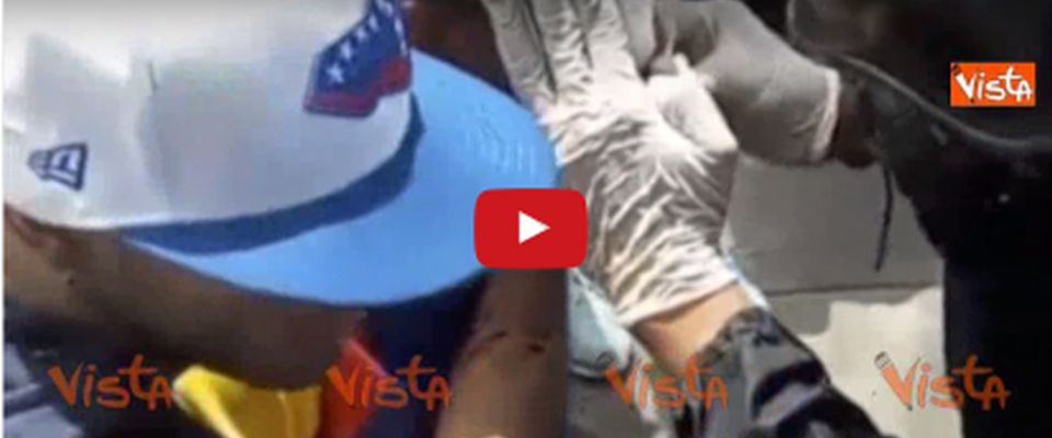 Scontri in Venezuela, ferito il violinista simbolo della protesta anti-Maduro (video)