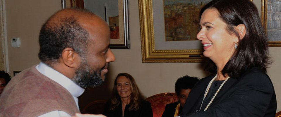 Sorpresa, spunta il prete amico della Boldrini dalle chat segrete delle Ong Sorpresa, spunta il prete amico della Boldrini dalle chat segrete delle Ong