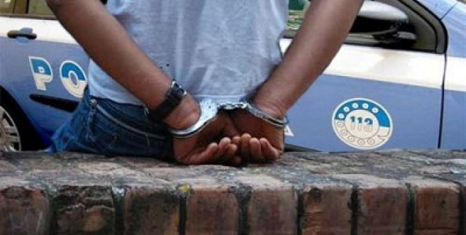 Liberi i tunisini che hanno ferito un agente. FdI: “Basta, cambiamo la legge”
