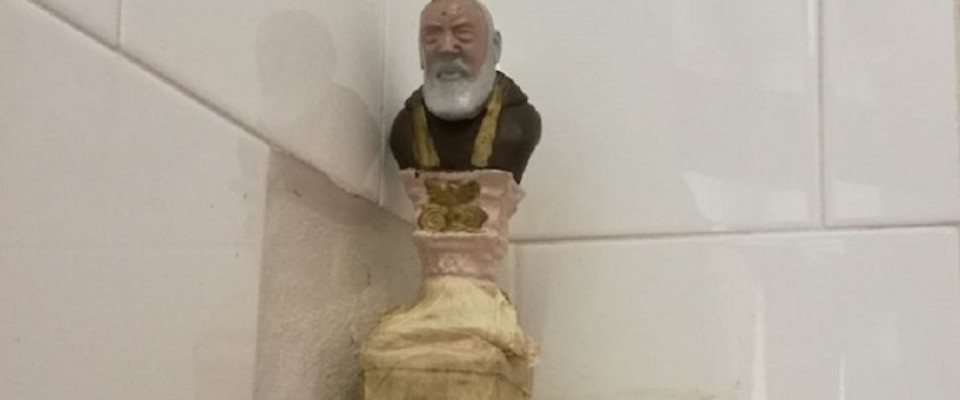 Risparmiano sulla bolletta della luce “grazie” a una statua di Padre Pio Risparmiano sulla bolletta della luce “grazie” a una statua di Padre Pio