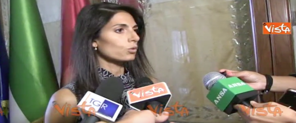 Raggi sugli sgomberi: “La casa prima a chi aspetta da decenni”. Contestata