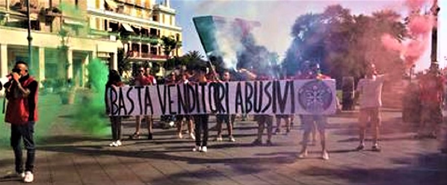 Applausi per il blitz di Casapound contro gli abusivi a Ostia (video)
