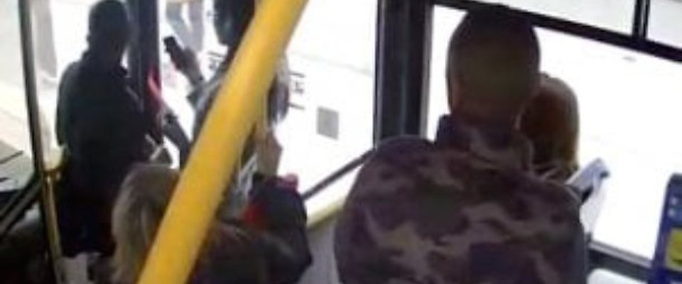 Immigrato si masturba in autobus. Una donna denuncia: «Nessuno è intervenuto»