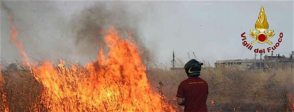 Enna, vasto incendio fuori controllo, evacuate molte abitazioni (video)