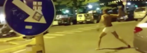 Firenze, lancia sassi contro ristorante. Migrante inseguito e pestato (VIDEO)