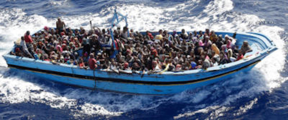 «Io, poliziotto, vi racconto chi ci guadagna davvero con i migranti»