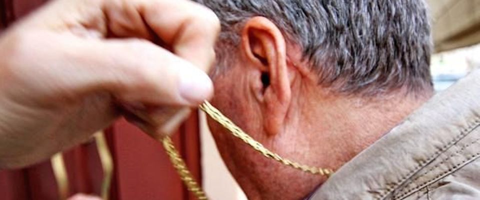 Nomade strappa una collanina d’oro a un anziano. Rischia il linciaggio