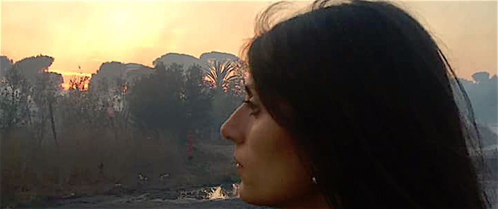 Selfie della Raggi davanti all’incendio della pineta. Meloni: e chi è, Nerone?