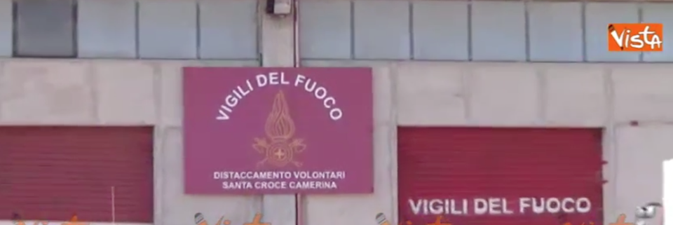 Appiccavano incendi per guadagnare: denunciati 15 vigili del fuoco volontari (video)