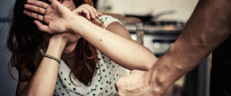 Scandalo a Roma, chirurgo violenta la compagna e corrompe il figlio