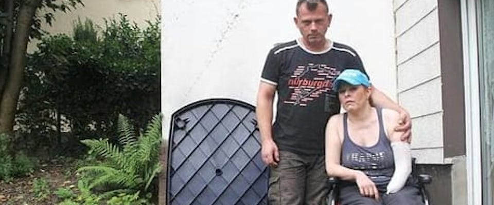 Il dramma di una donna punta da una zanzara: amputati piedi e avambraccio