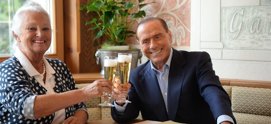 Berlusconi insiste nella svolta pop: ora pranza in una birreria di Merano Berlusconi insiste nella svolta pop: ora pranza in una birreria di Merano